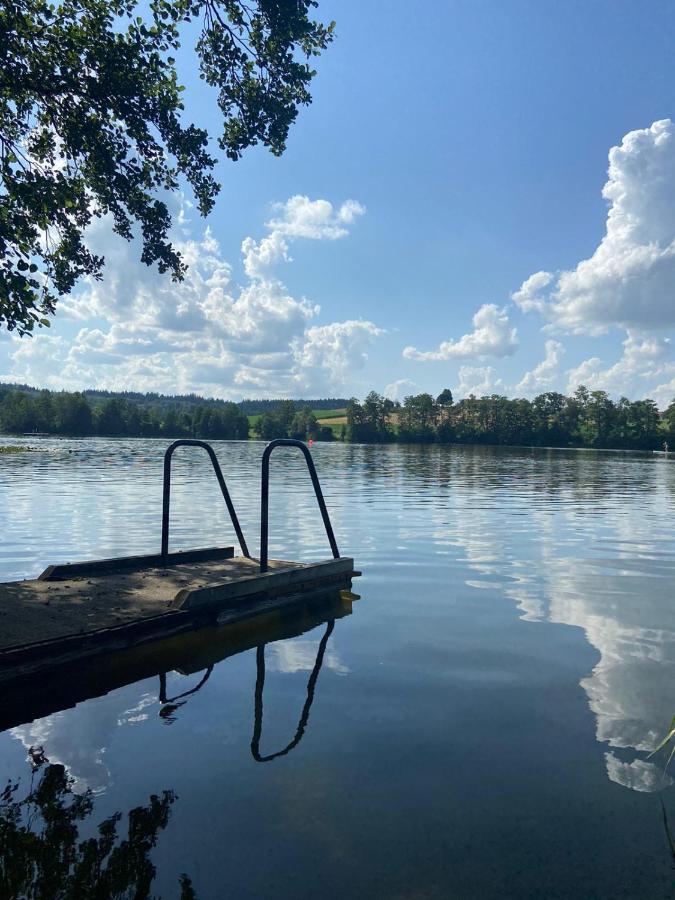 Seepension Ostertach - Am Leitgeringer See Hotell Tittmoning Eksteriør bilde